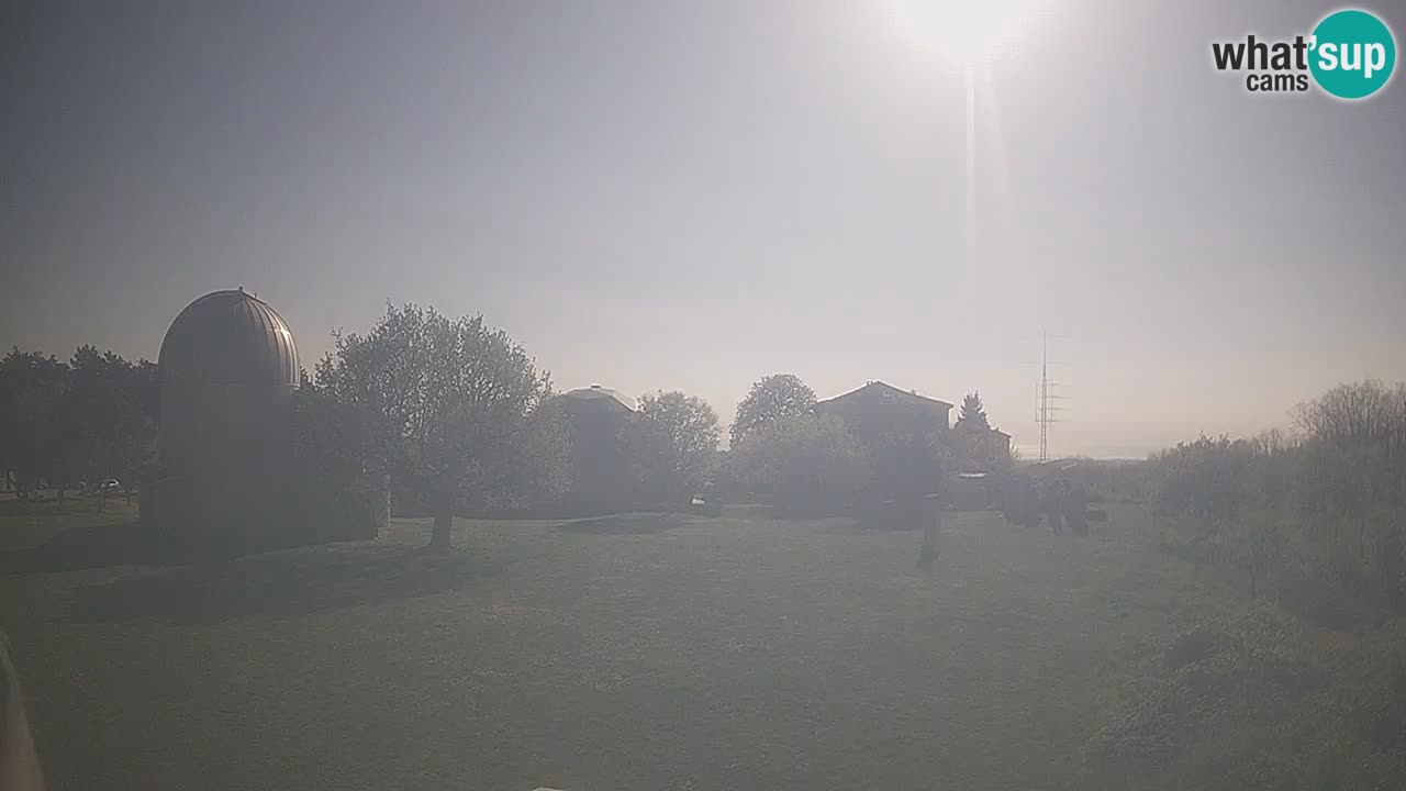 Webcam live dell’Osservatorio di  – Esplora il cielo, gli asteroidi, i comete e i meteoroidi.