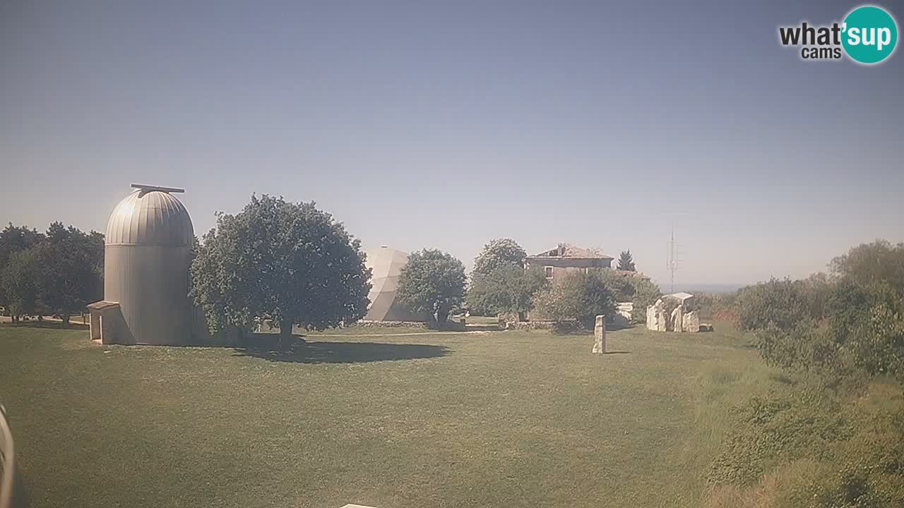 Webcam live dell’Osservatorio di  – Esplora il cielo, gli asteroidi, i comete e i meteoroidi.