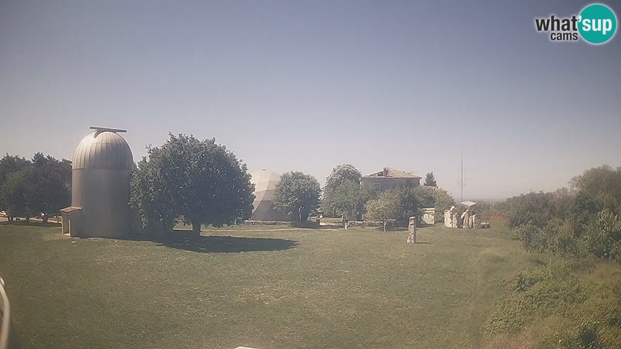 Webcam live dell’Osservatorio di  – Esplora il cielo, gli asteroidi, i comete e i meteoroidi.