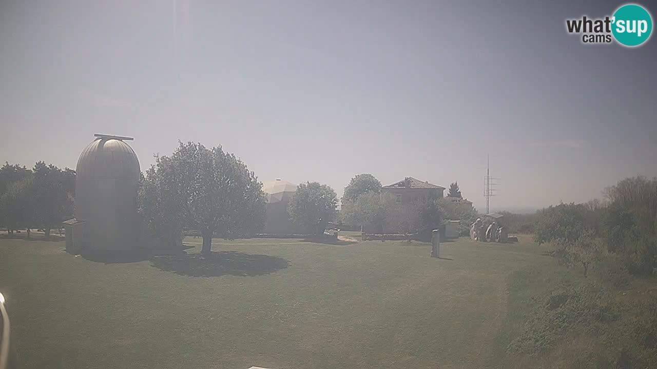 Webcam live dell’Osservatorio di  – Esplora il cielo, gli asteroidi, i comete e i meteoroidi.