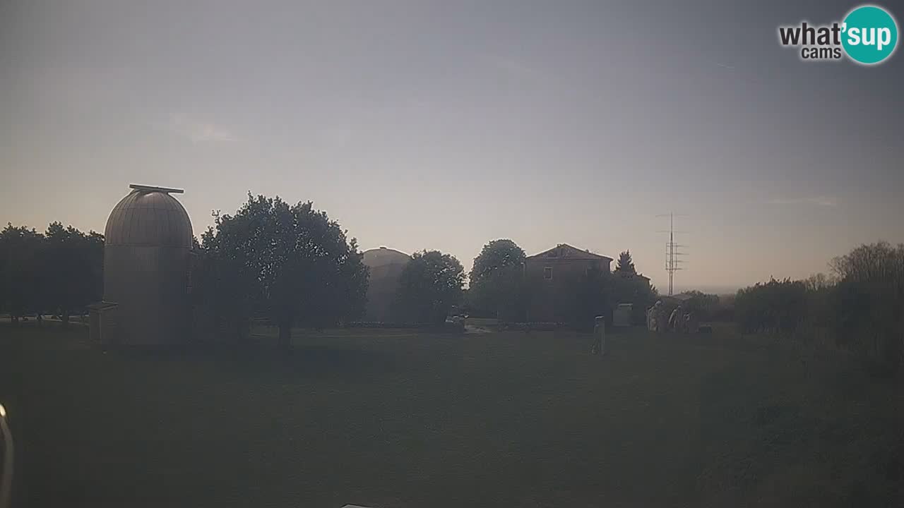 Webcam live dell’Osservatorio di  – Esplora il cielo, gli asteroidi, i comete e i meteoroidi.