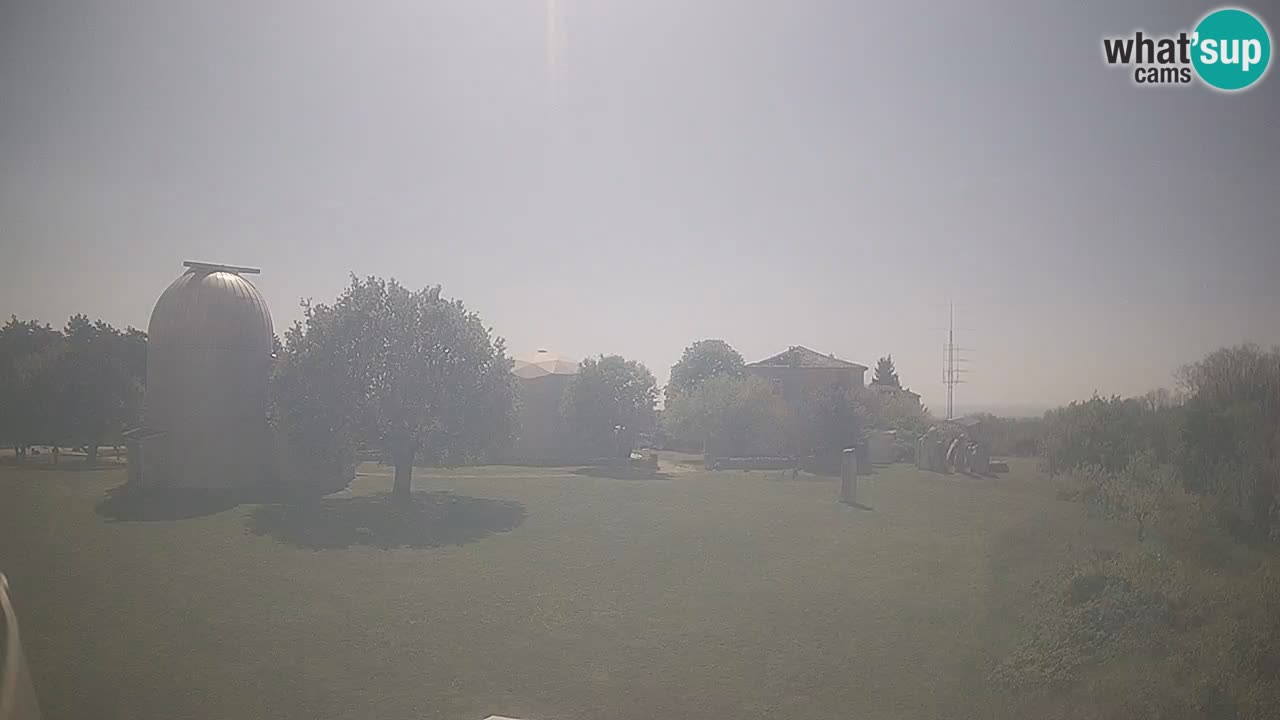 Webcam live dell’Osservatorio di  – Esplora il cielo, gli asteroidi, i comete e i meteoroidi.