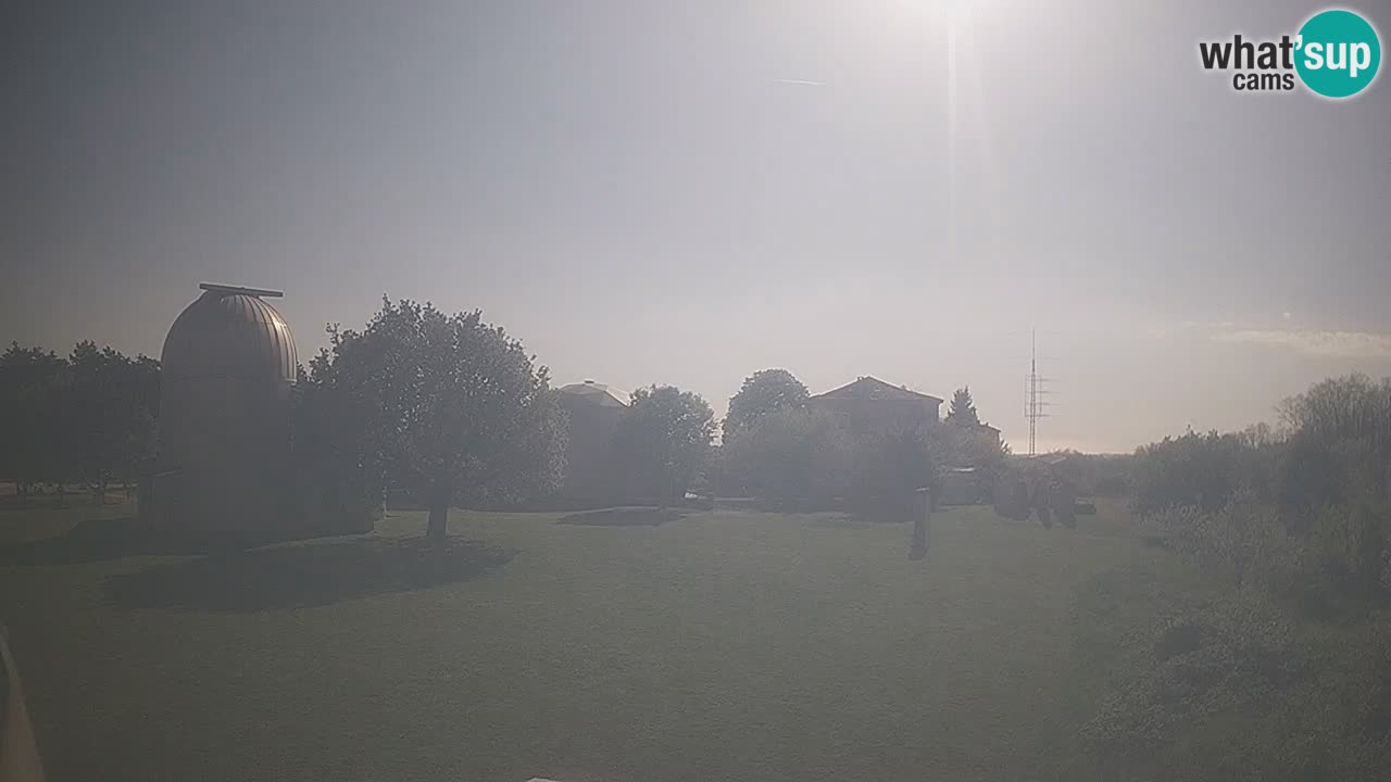 Webcam live dell’Osservatorio di  – Esplora il cielo, gli asteroidi, i comete e i meteoroidi.