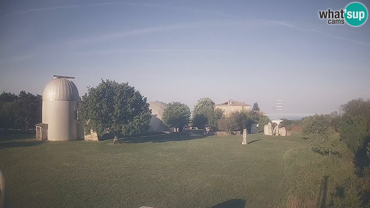 Webcam live dell’Osservatorio di  – Esplora il cielo, gli asteroidi, i comete e i meteoroidi.