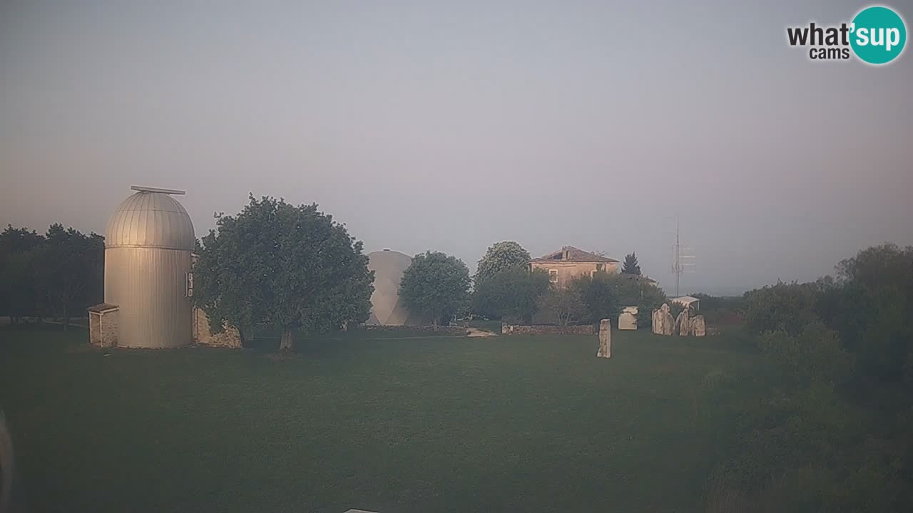 Webcam live dell’Osservatorio di  – Esplora il cielo, gli asteroidi, i comete e i meteoroidi.