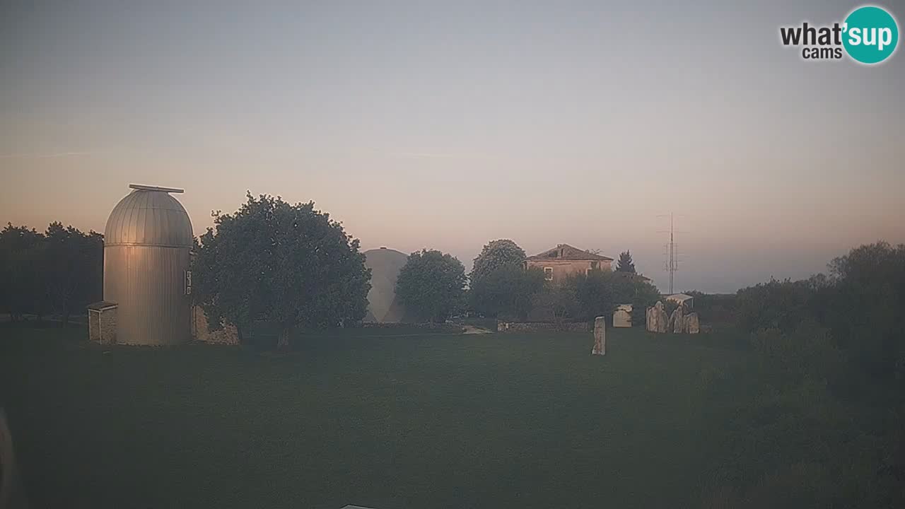 Webcam live dell’Osservatorio di  – Esplora il cielo, gli asteroidi, i comete e i meteoroidi.