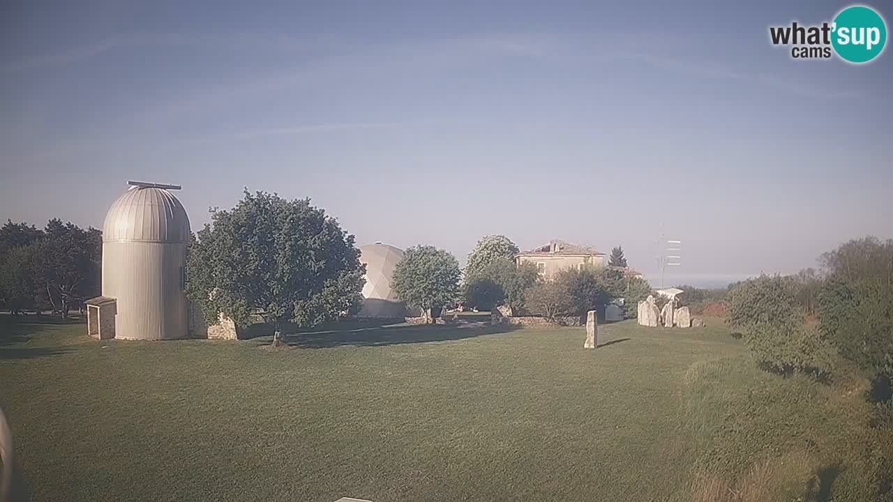 Webcam live dell’Osservatorio di  – Esplora il cielo, gli asteroidi, i comete e i meteoroidi.