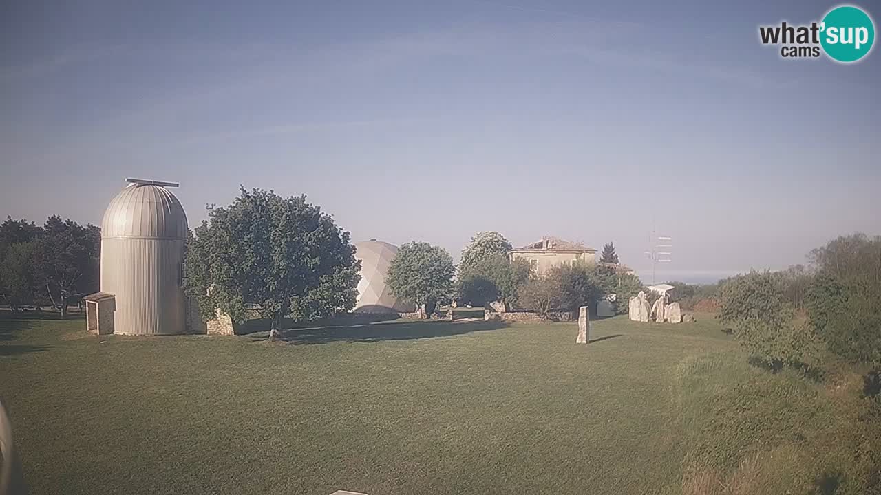 Webcam live dell’Osservatorio di  – Esplora il cielo, gli asteroidi, i comete e i meteoroidi.