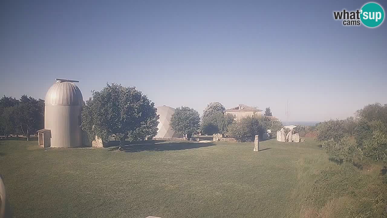 Webcam live dell’Osservatorio di  – Esplora il cielo, gli asteroidi, i comete e i meteoroidi.