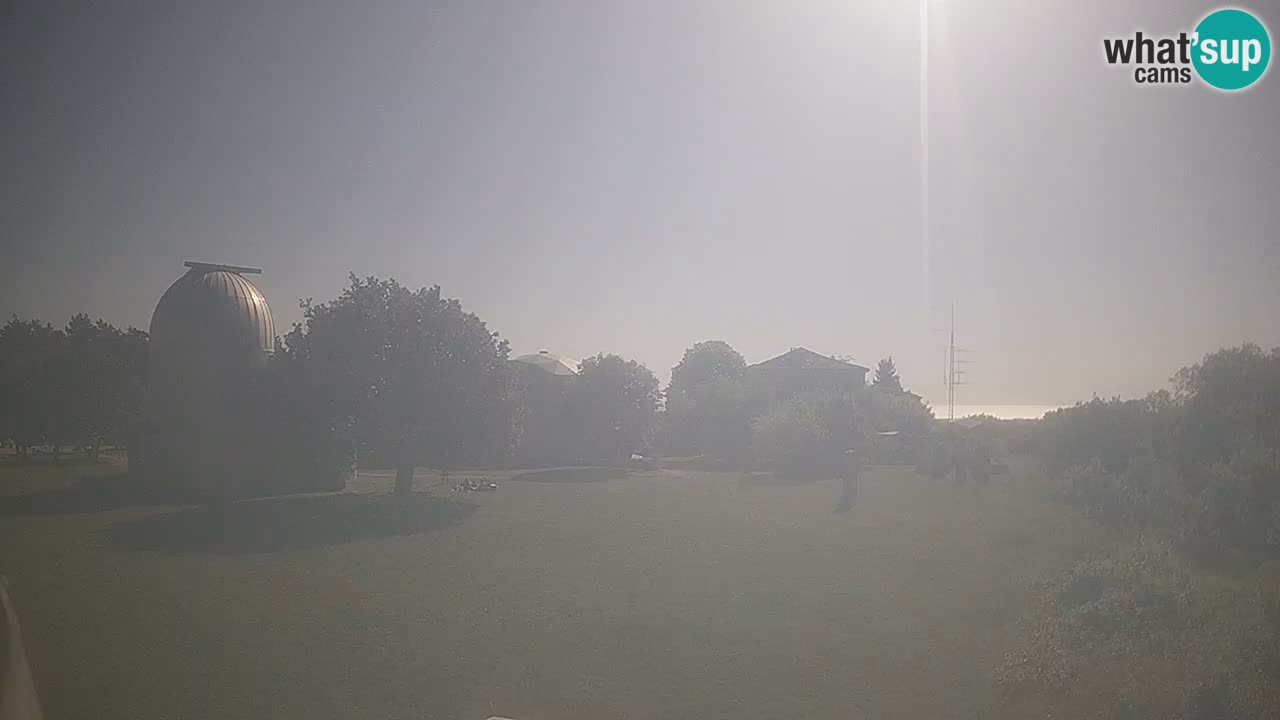 Webcam live dell’Osservatorio di  – Esplora il cielo, gli asteroidi, i comete e i meteoroidi.