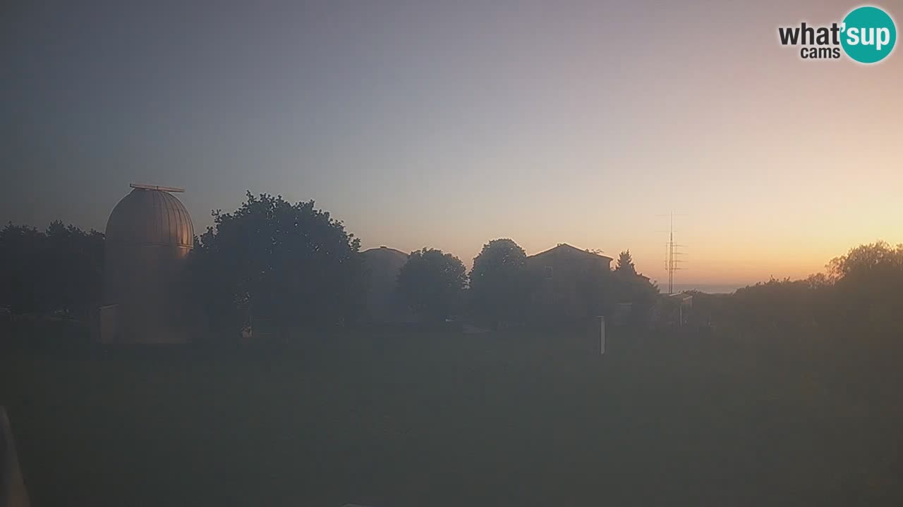 Webcam live dell’Osservatorio di  – Esplora il cielo, gli asteroidi, i comete e i meteoroidi.