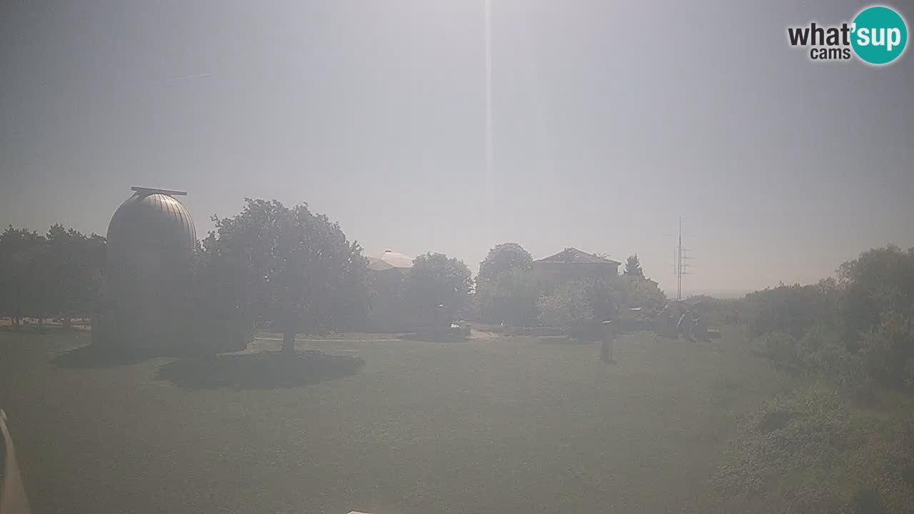 Webcam live dell’Osservatorio di  – Esplora il cielo, gli asteroidi, i comete e i meteoroidi.