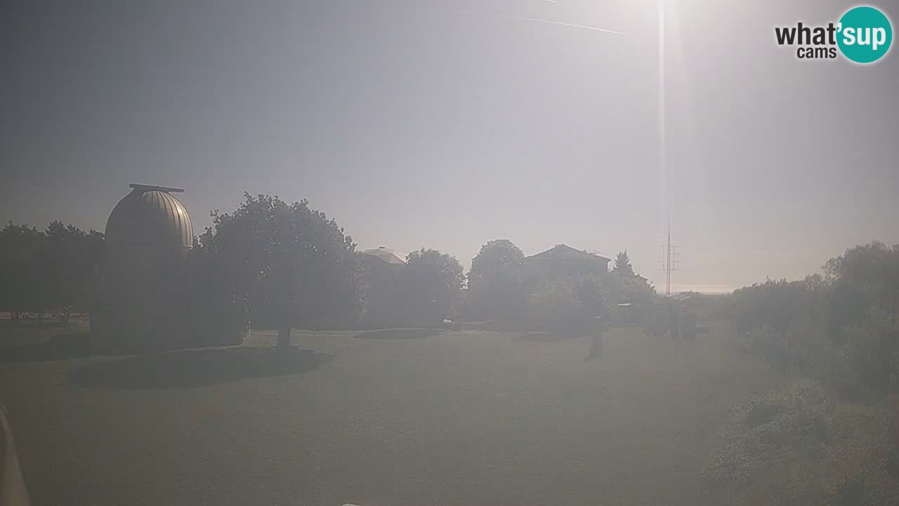 Webcam live dell’Osservatorio di  – Esplora il cielo, gli asteroidi, i comete e i meteoroidi.
