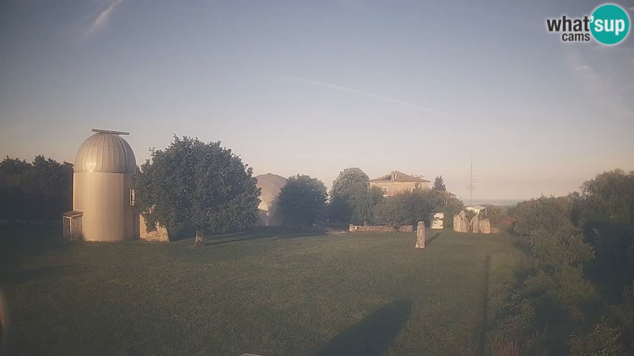 Webcam live dell’Osservatorio di  – Esplora il cielo, gli asteroidi, i comete e i meteoroidi.