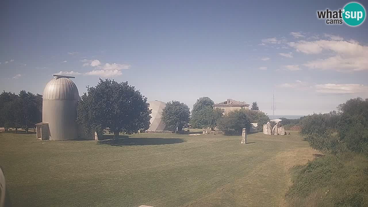 Webcam live dell’Osservatorio di  – Esplora il cielo, gli asteroidi, i comete e i meteoroidi.