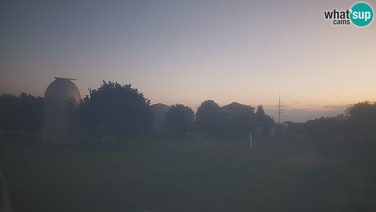Webcam live dell’Osservatorio di  – Esplora il cielo, gli asteroidi, i comete e i meteoroidi.