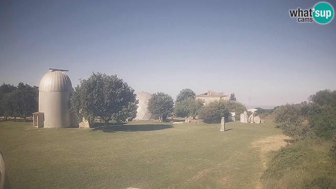 Webcam live dell’Osservatorio di  – Esplora il cielo, gli asteroidi, i comete e i meteoroidi.