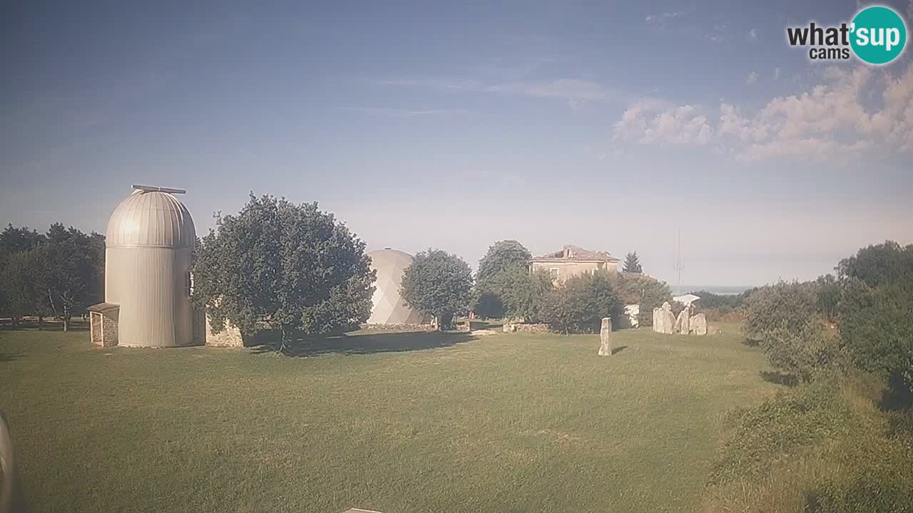 Webcam live dell’Osservatorio di  – Esplora il cielo, gli asteroidi, i comete e i meteoroidi.