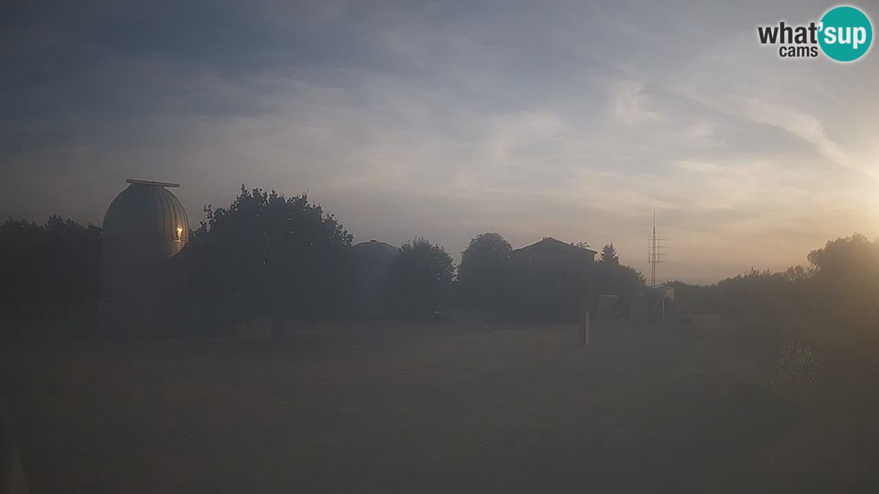 Webcam live dell’Osservatorio di  – Esplora il cielo, gli asteroidi, i comete e i meteoroidi.