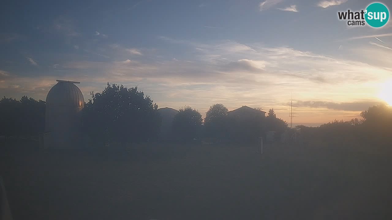 Webcam live dell’Osservatorio di  – Esplora il cielo, gli asteroidi, i comete e i meteoroidi.