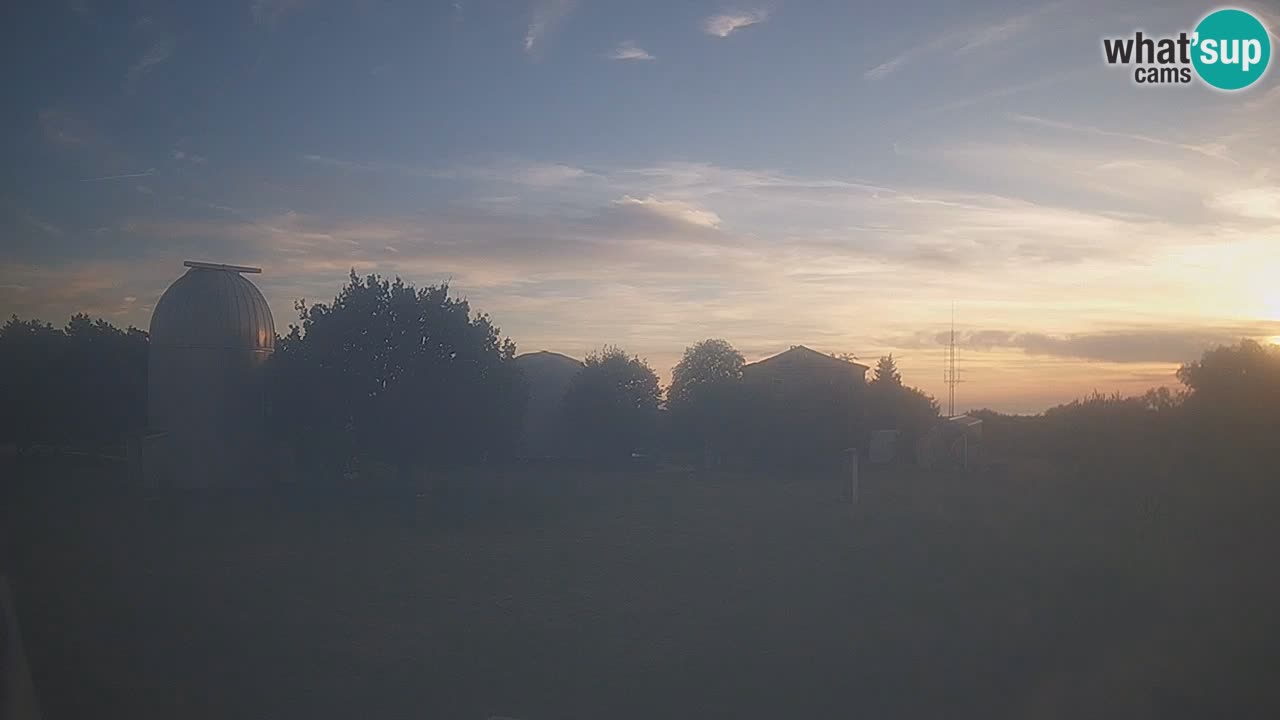 Webcam live dell’Osservatorio di  – Esplora il cielo, gli asteroidi, i comete e i meteoroidi.
