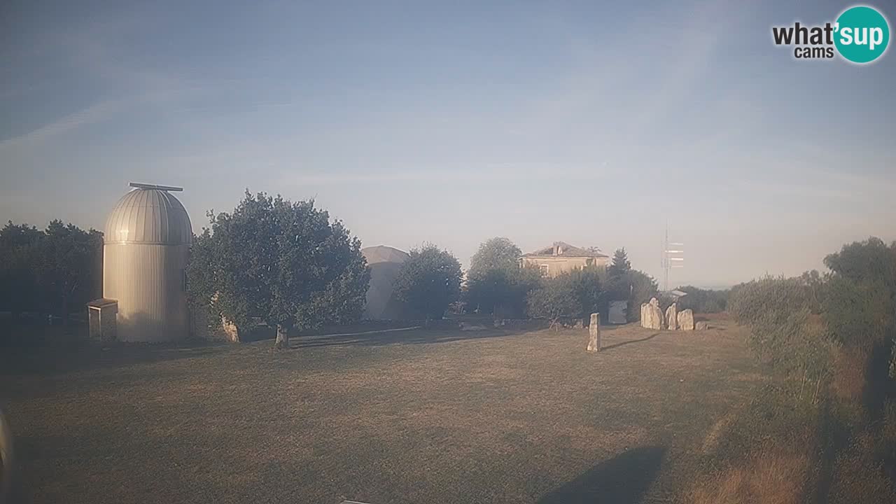 Webcam live dell’Osservatorio di  – Esplora il cielo, gli asteroidi, i comete e i meteoroidi.