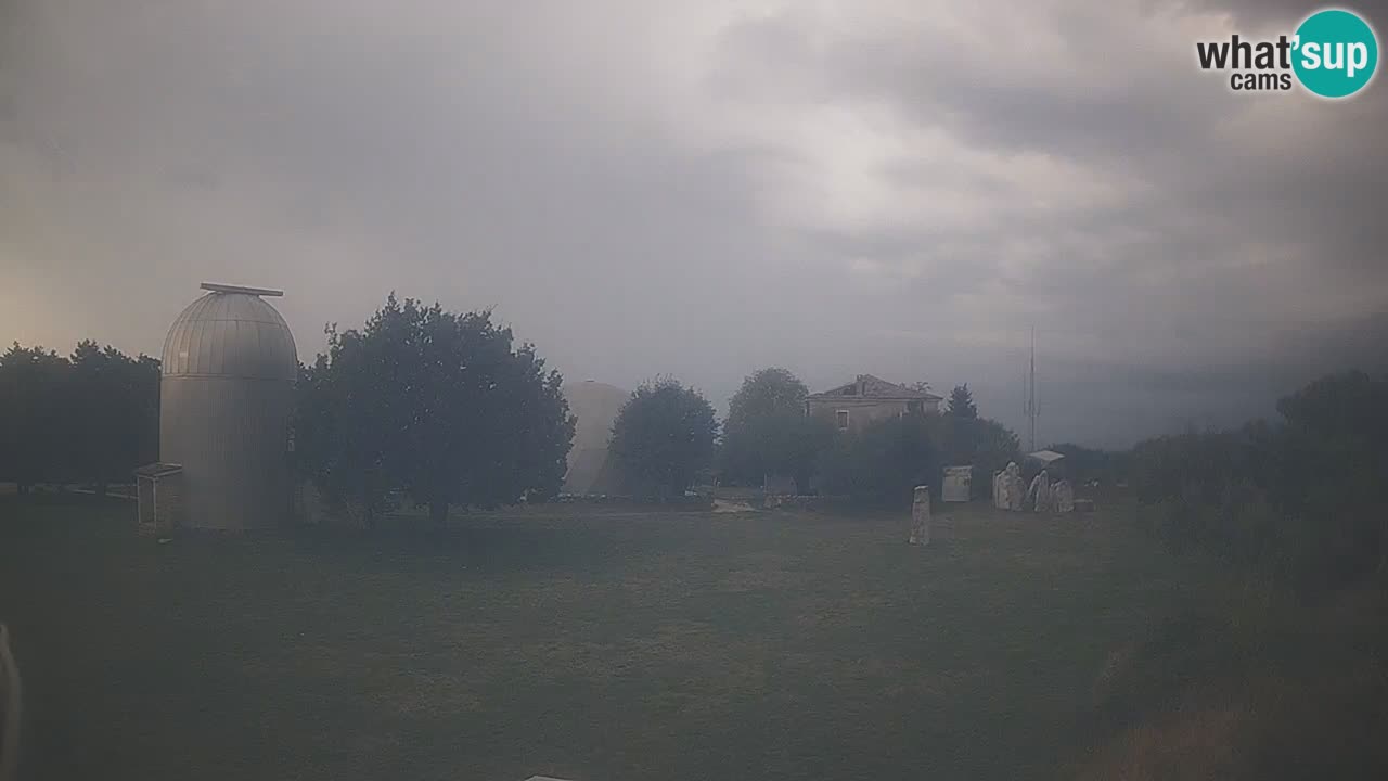 Webcam live dell’Osservatorio di  – Esplora il cielo, gli asteroidi, i comete e i meteoroidi.