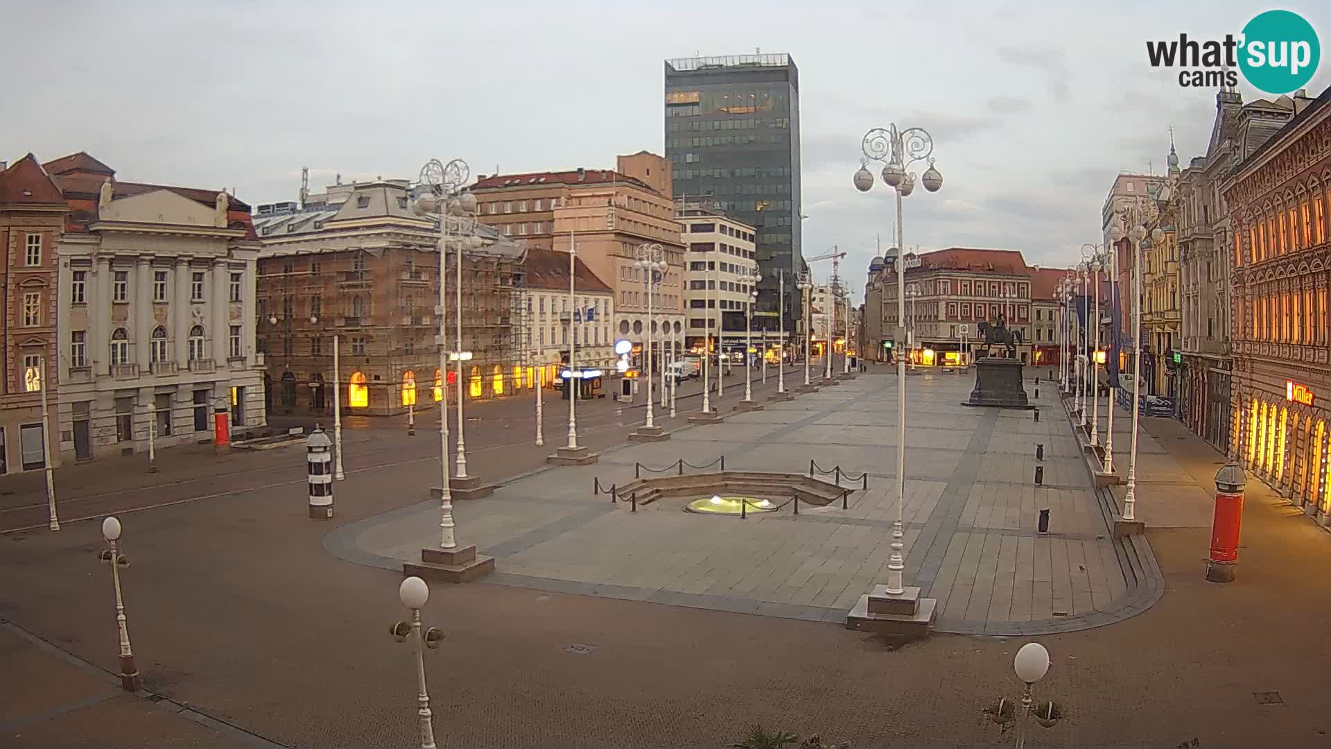 Zagreb spletna kamera trg Bana Jelačića