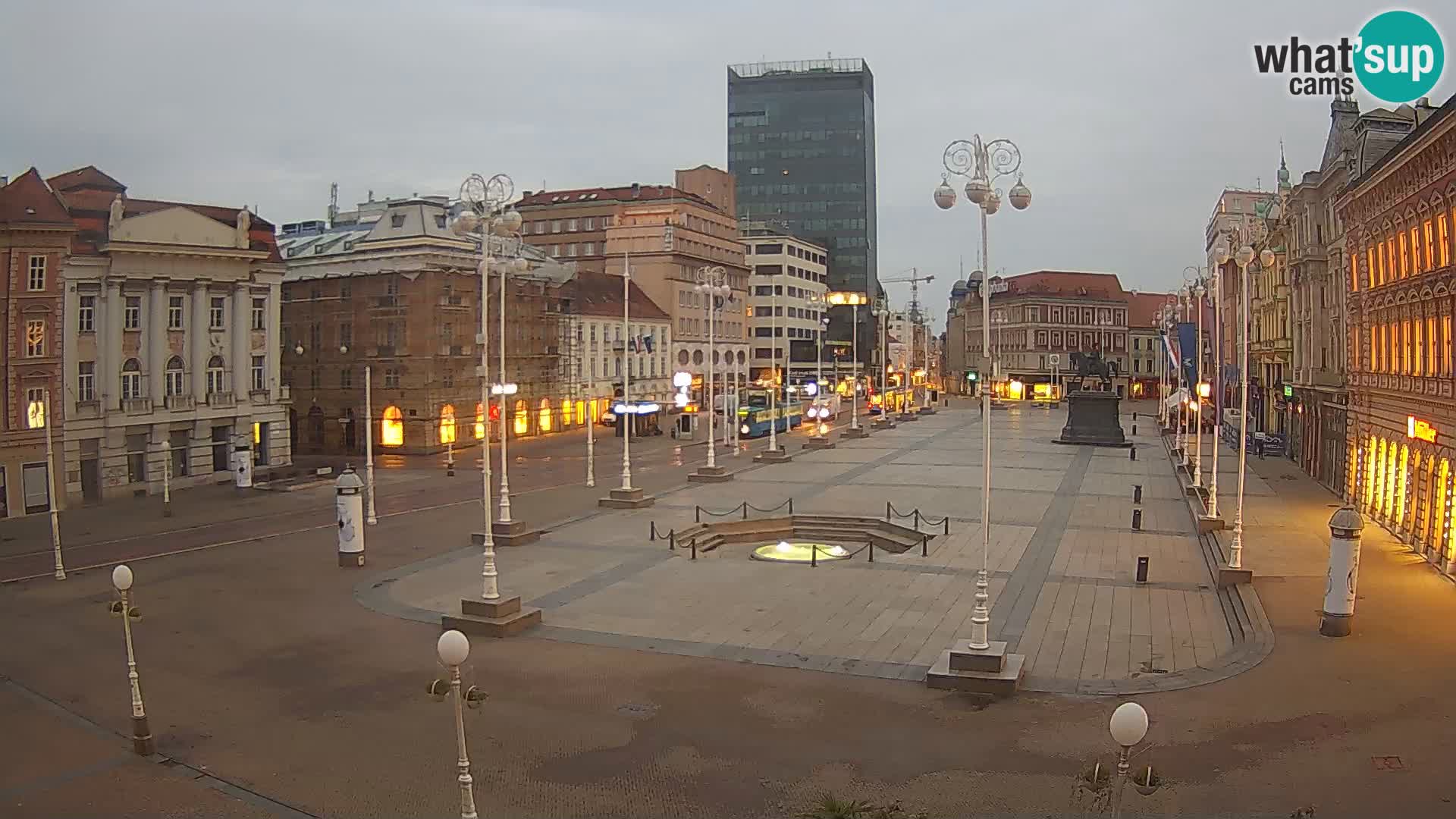 Zagreb spletna kamera trg Bana Jelačića