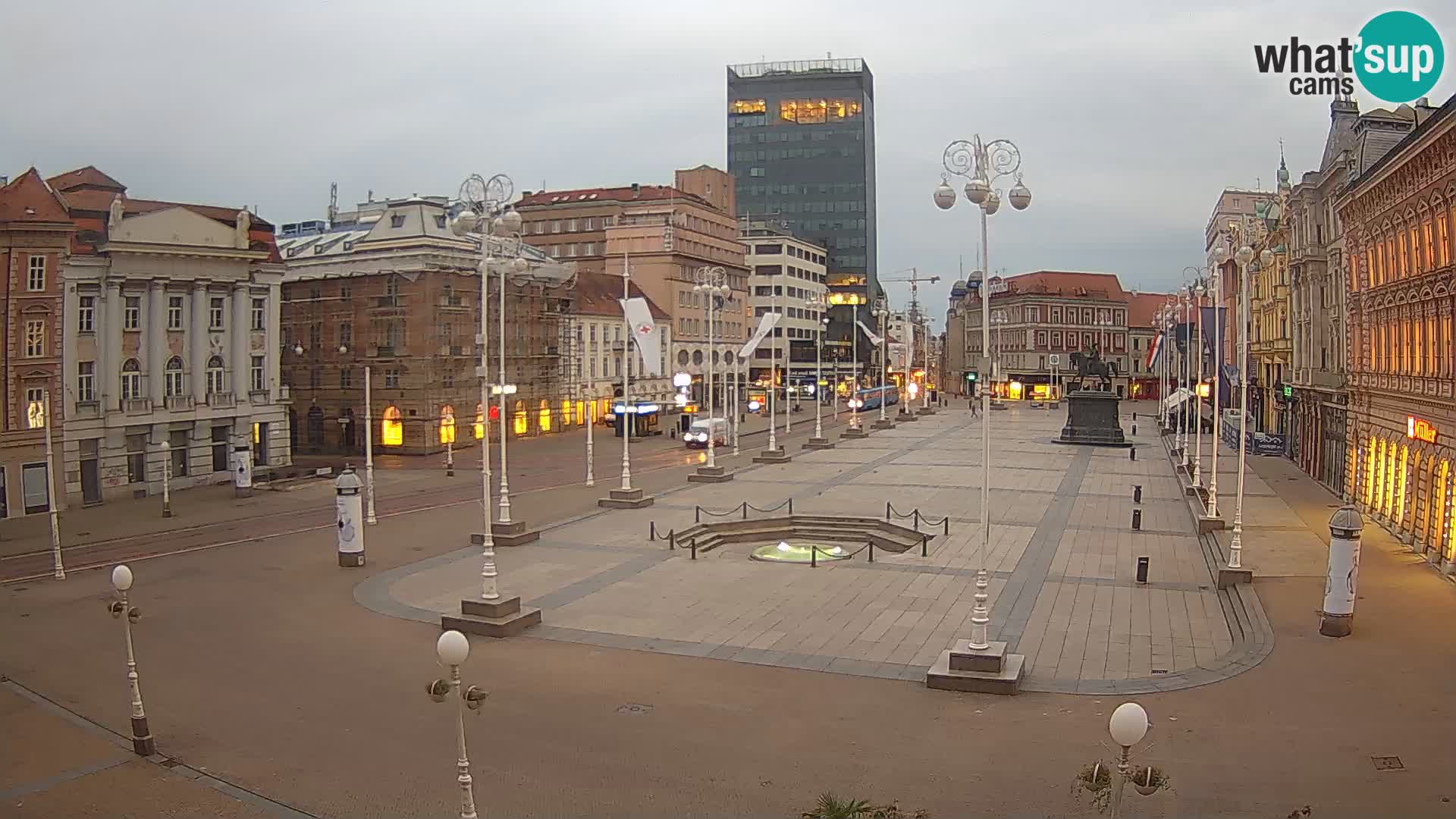Zagreb spletna kamera trg Bana Jelačića
