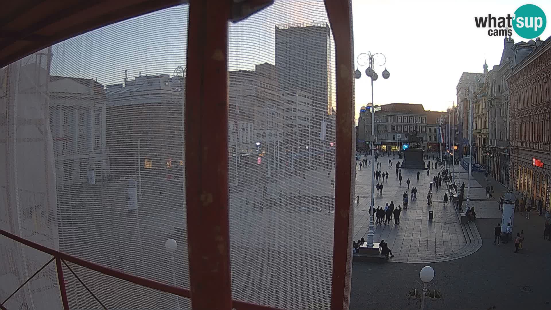Zagreb spletna kamera trg Bana Jelačića