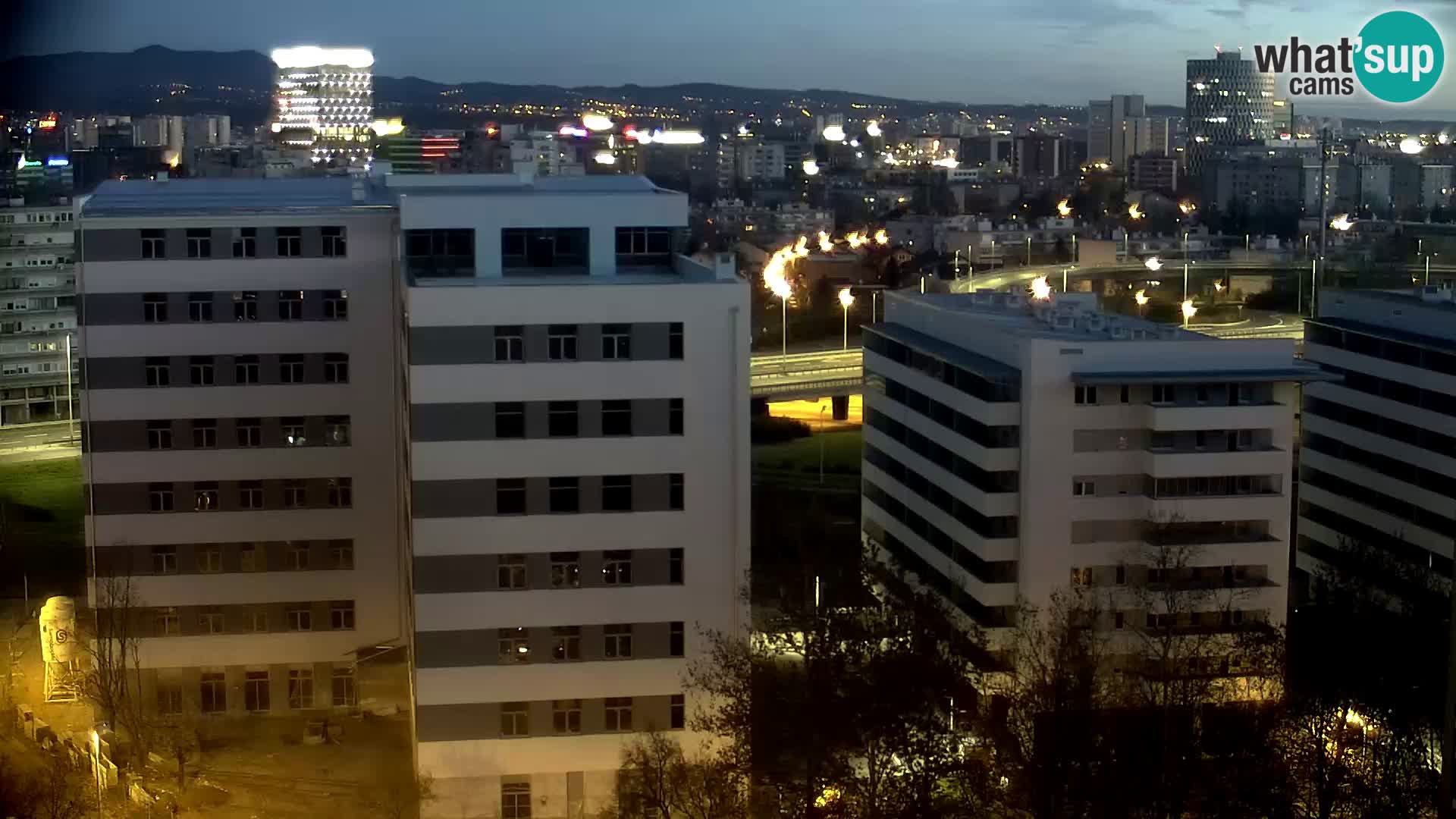 Rotonda en vivo que cruza Slavonska y Marin Držić Avenue en Zagreb webcam