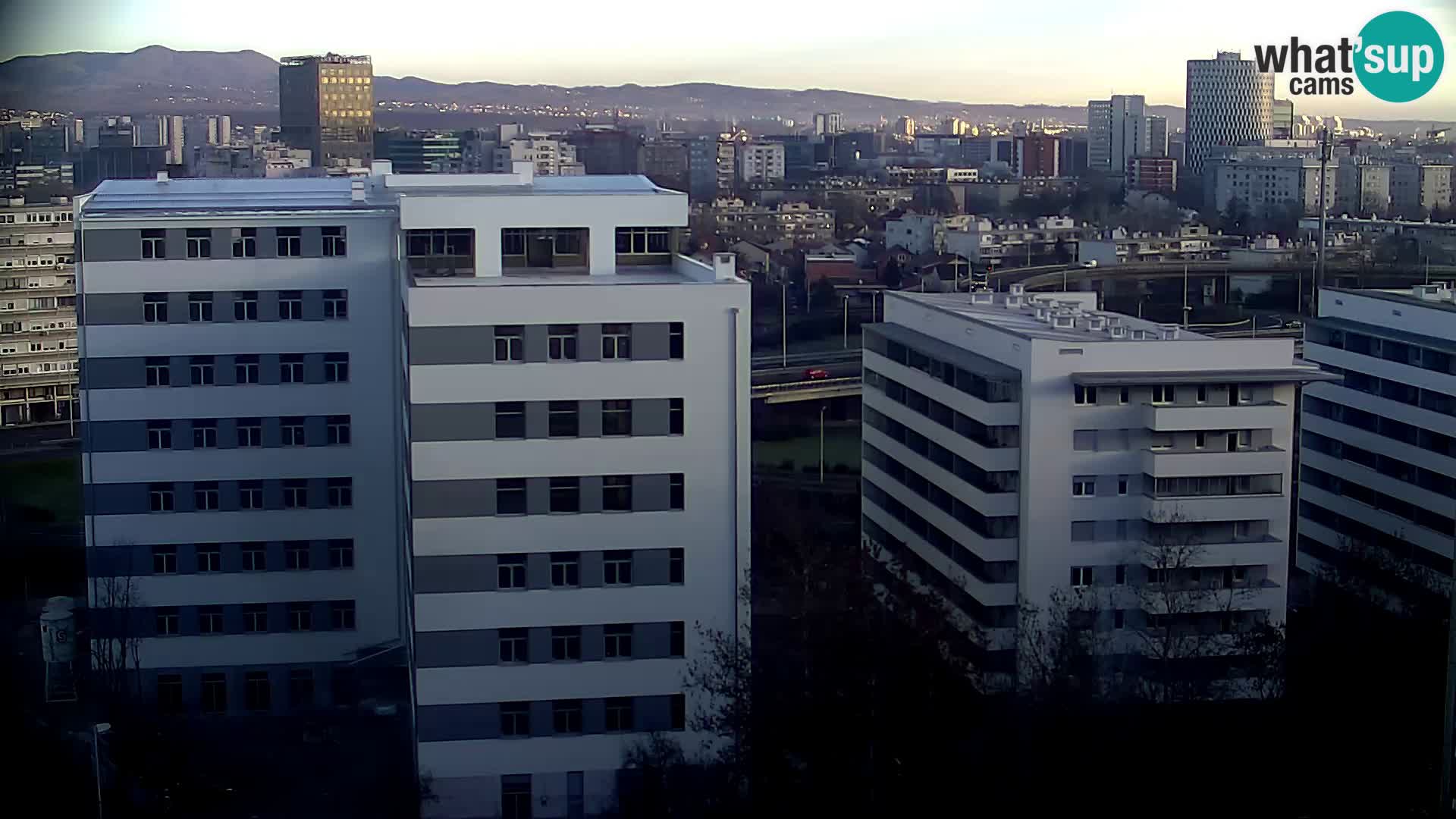 Rotonda en vivo que cruza Slavonska y Marin Držić Avenue en Zagreb webcam