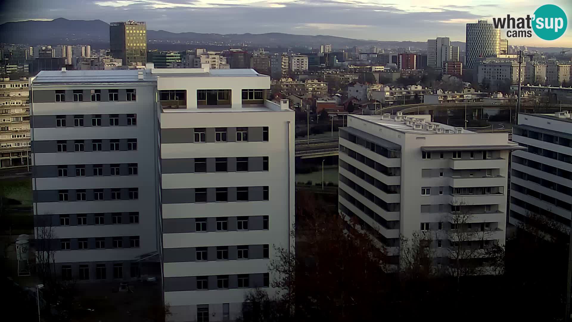 Rotonda en vivo que cruza Slavonska y Marin Držić Avenue en Zagreb webcam