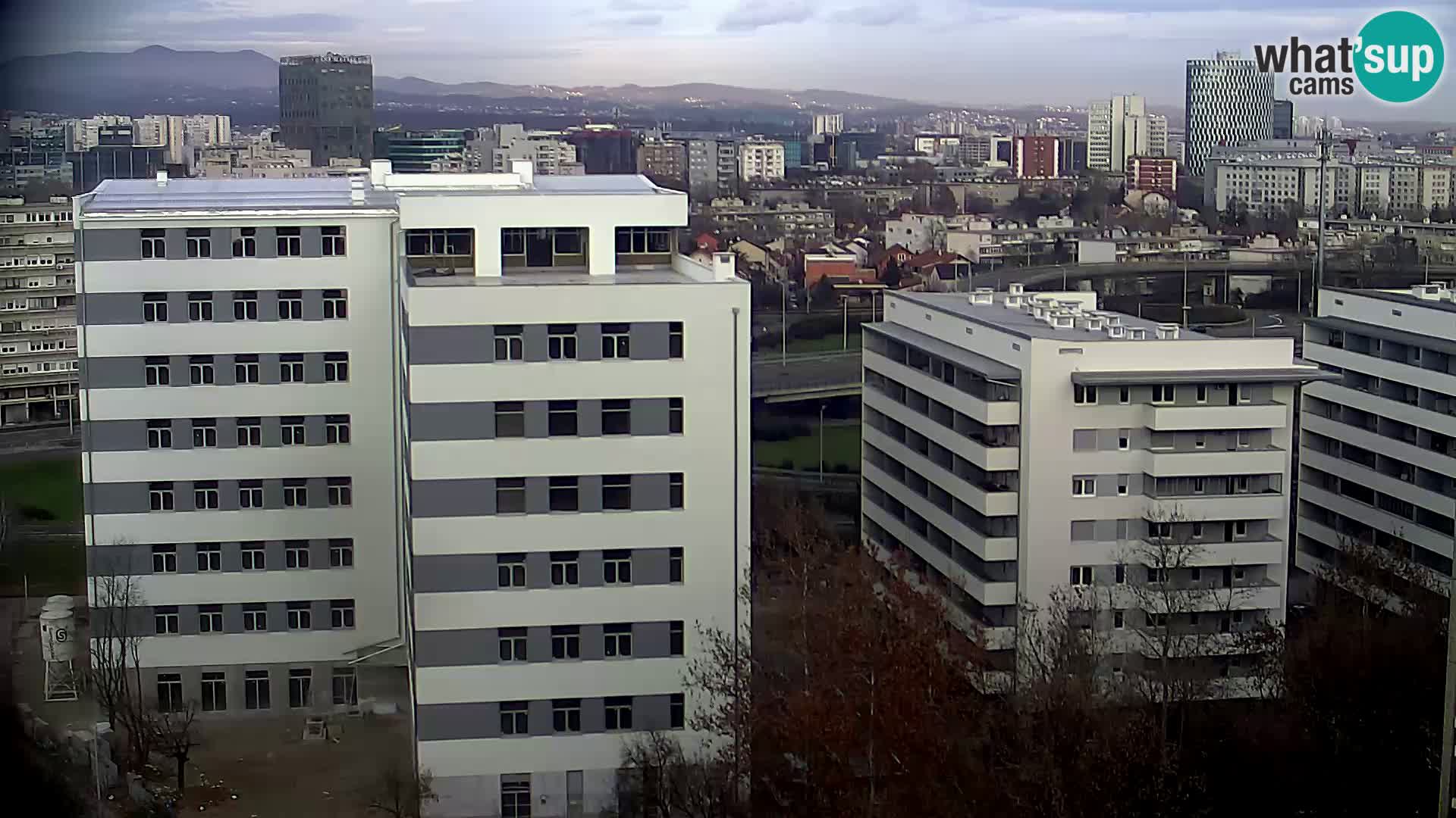 Rotonda en vivo que cruza Slavonska y Marin Držić Avenue en Zagreb webcam