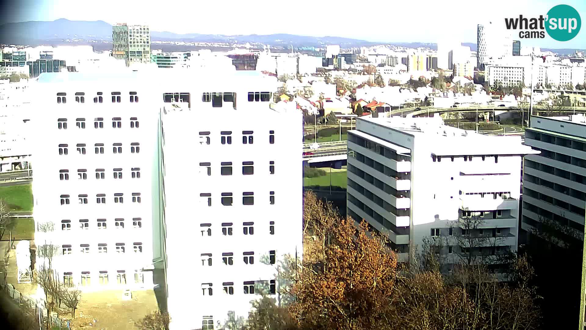 Rotonda en vivo que cruza Slavonska y Marin Držić Avenue en Zagreb webcam