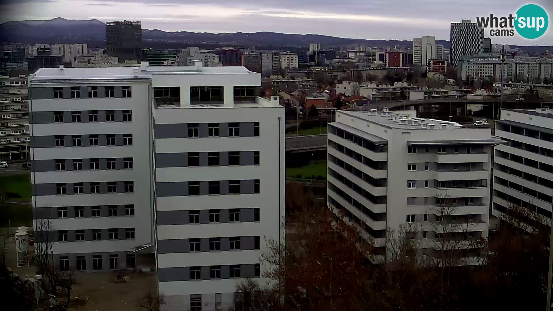 Rotonda en vivo que cruza Slavonska y Marin Držić Avenue en Zagreb webcam