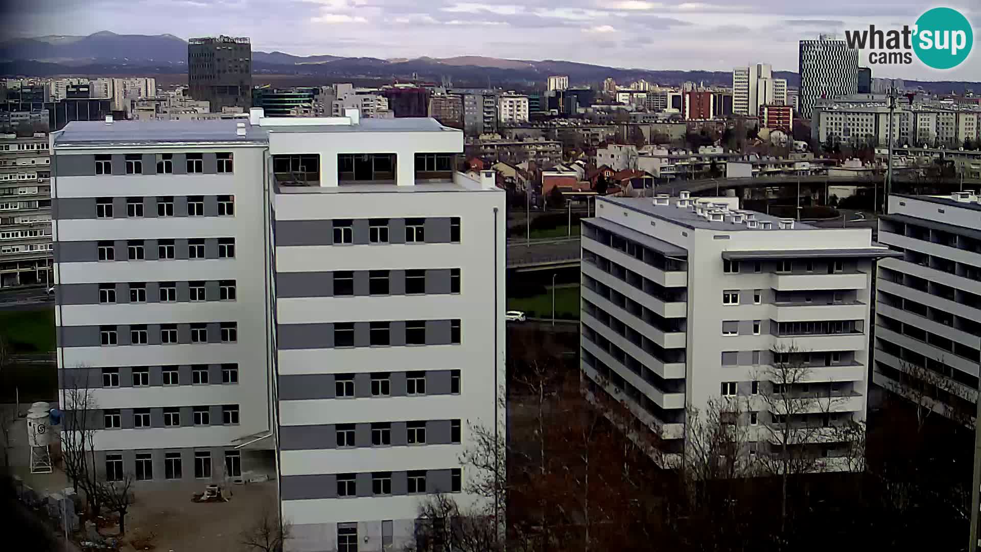 Rotonda en vivo que cruza Slavonska y Marin Držić Avenue en Zagreb webcam