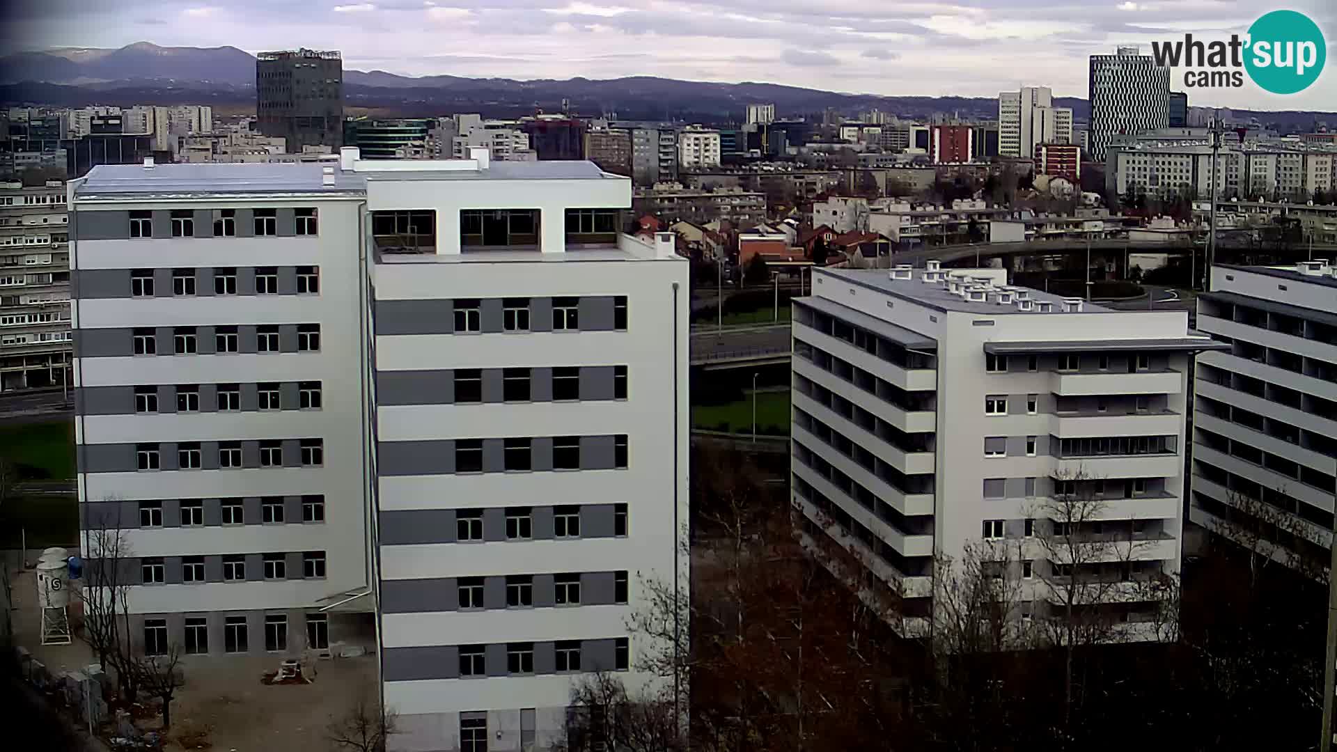 Rotonda en vivo que cruza Slavonska y Marin Držić Avenue en Zagreb webcam