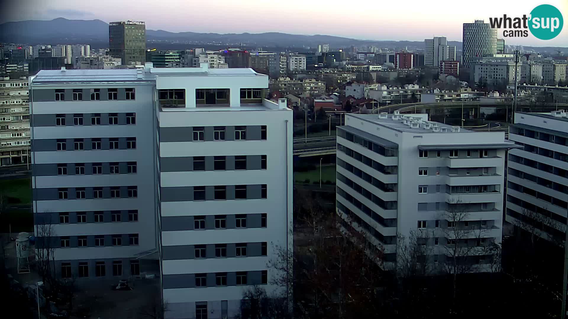 Rotonda en vivo que cruza Slavonska y Marin Držić Avenue en Zagreb webcam