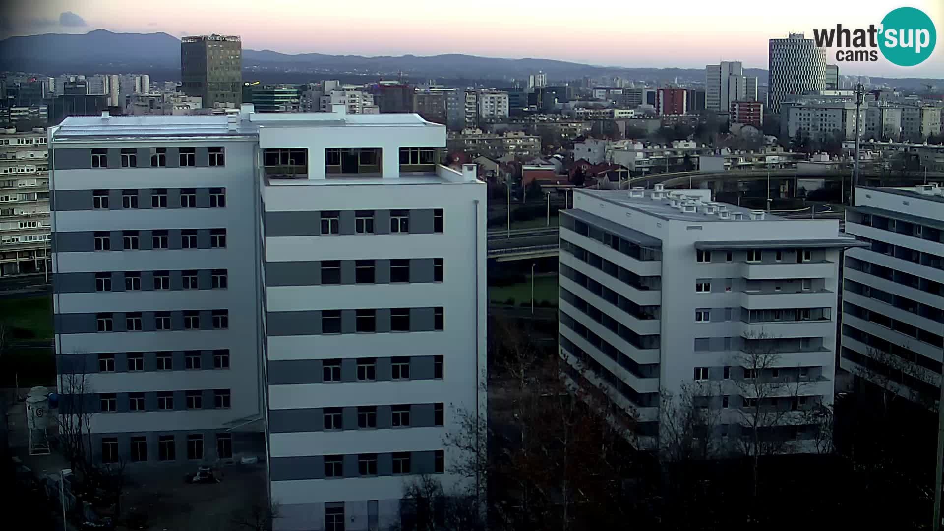 Rotonda en vivo que cruza Slavonska y Marin Držić Avenue en Zagreb webcam