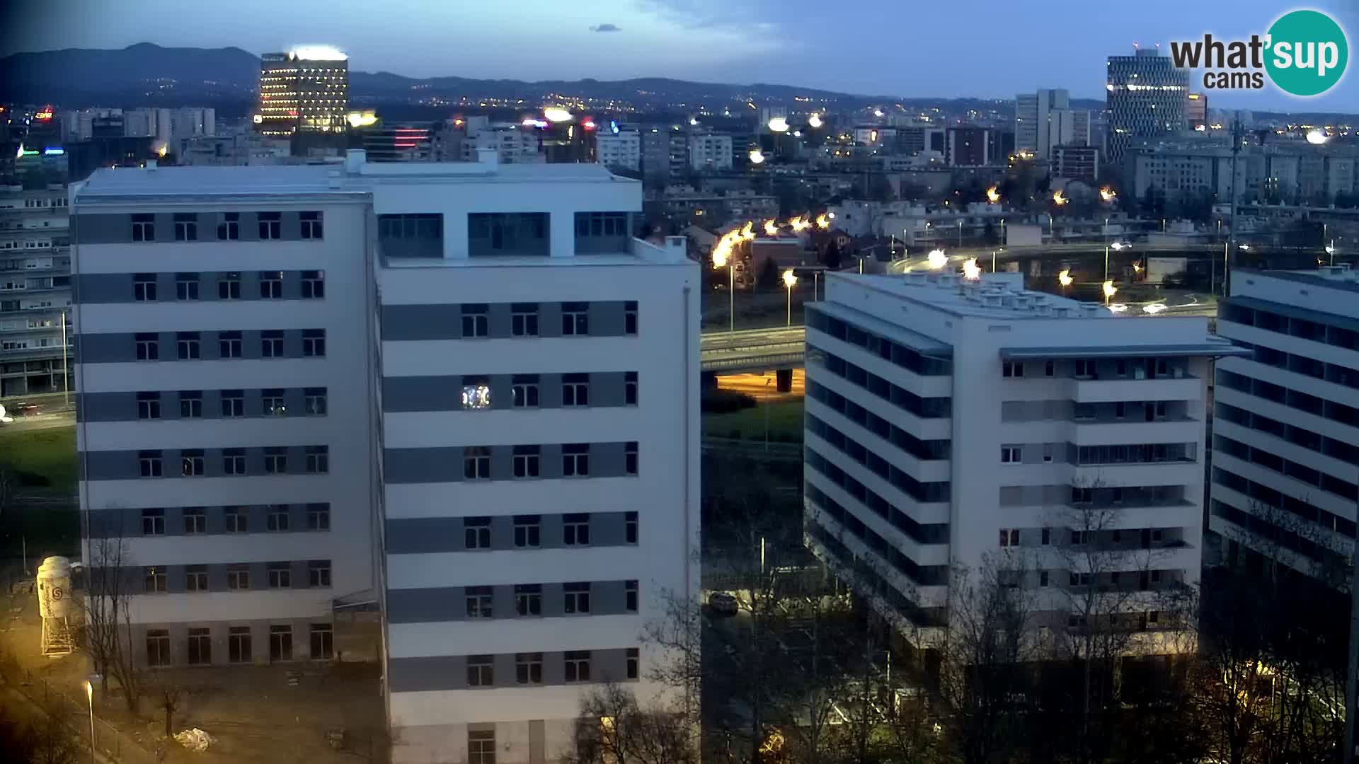 Rotonda en vivo que cruza Slavonska y Marin Držić Avenue en Zagreb webcam