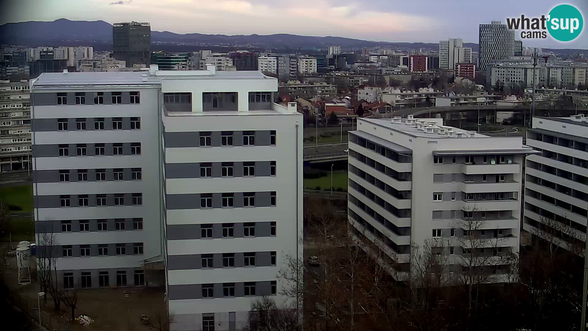 Rotonda en vivo que cruza Slavonska y Marin Držić Avenue en Zagreb webcam