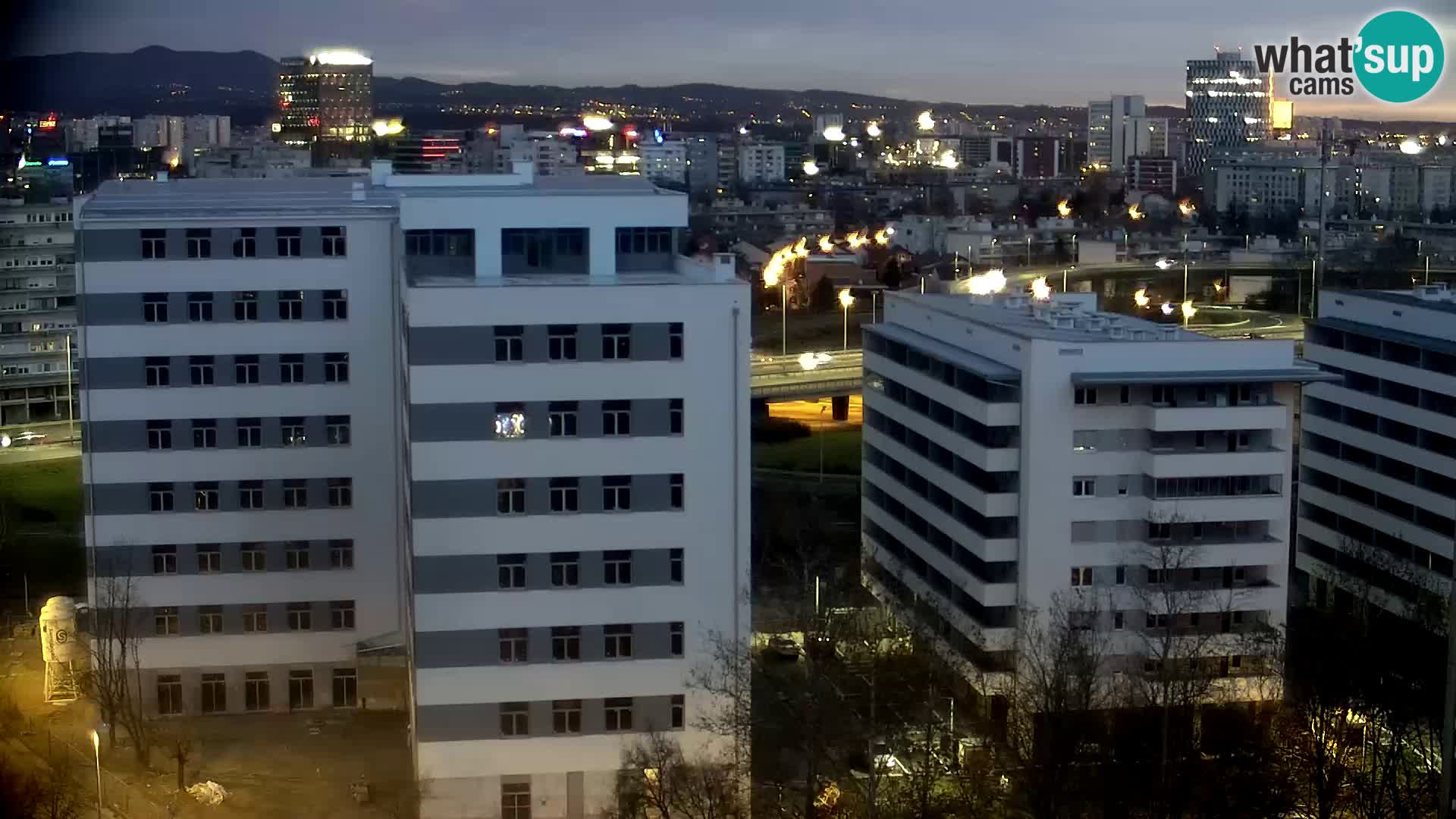 Rotonda en vivo que cruza Slavonska y Marin Držić Avenue en Zagreb webcam