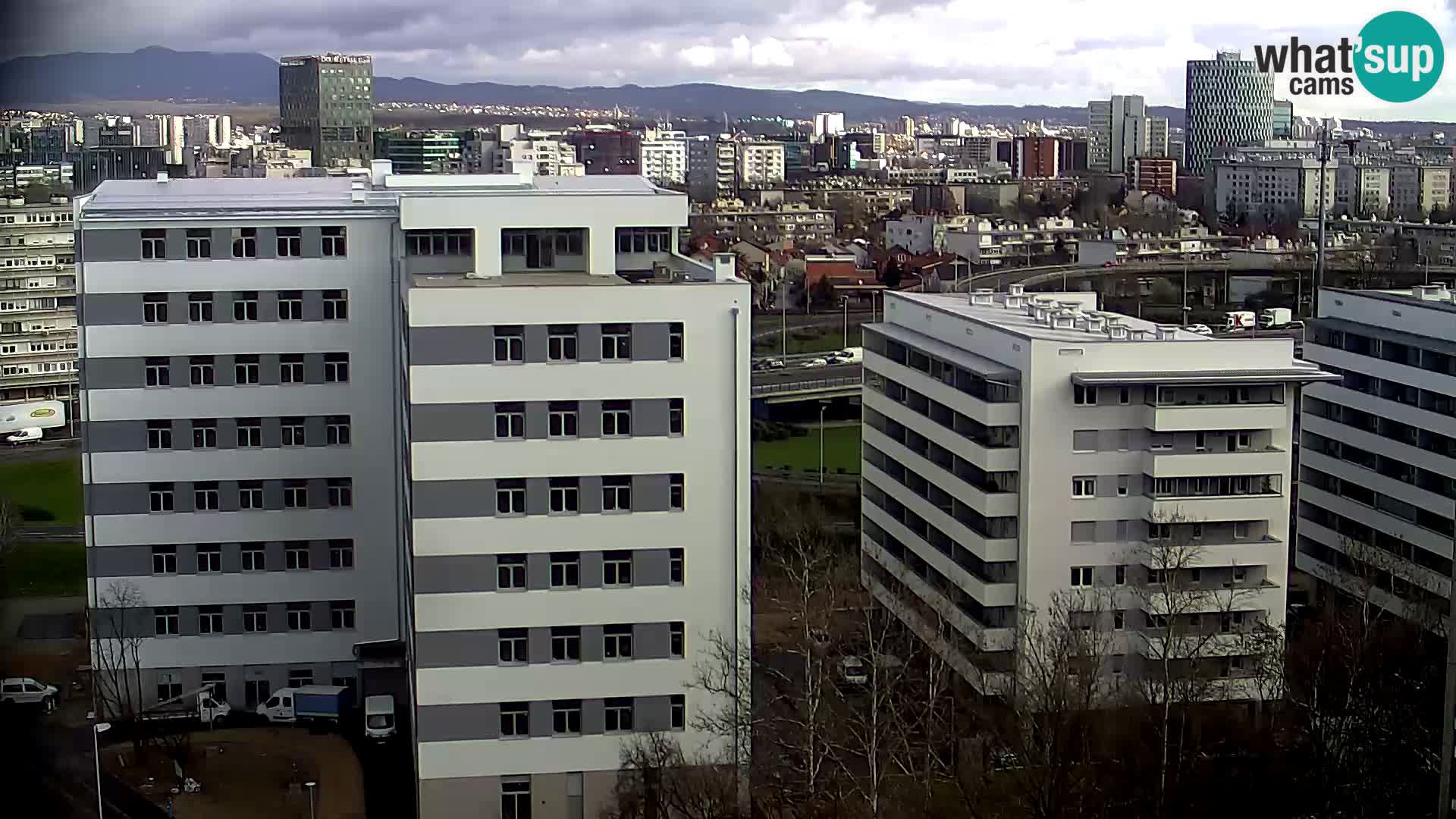 Rotonda en vivo que cruza Slavonska y Marin Držić Avenue en Zagreb webcam