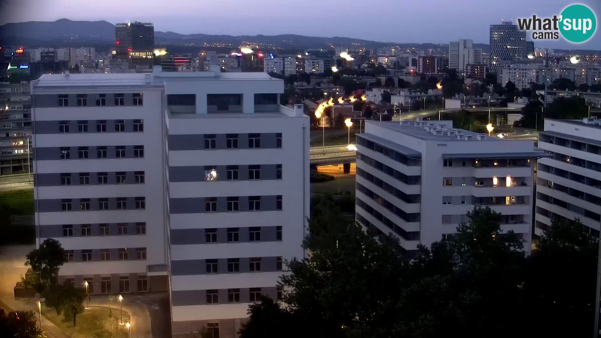 Rotonda en vivo que cruza Slavonska y Marin Držić Avenue en Zagreb webcam