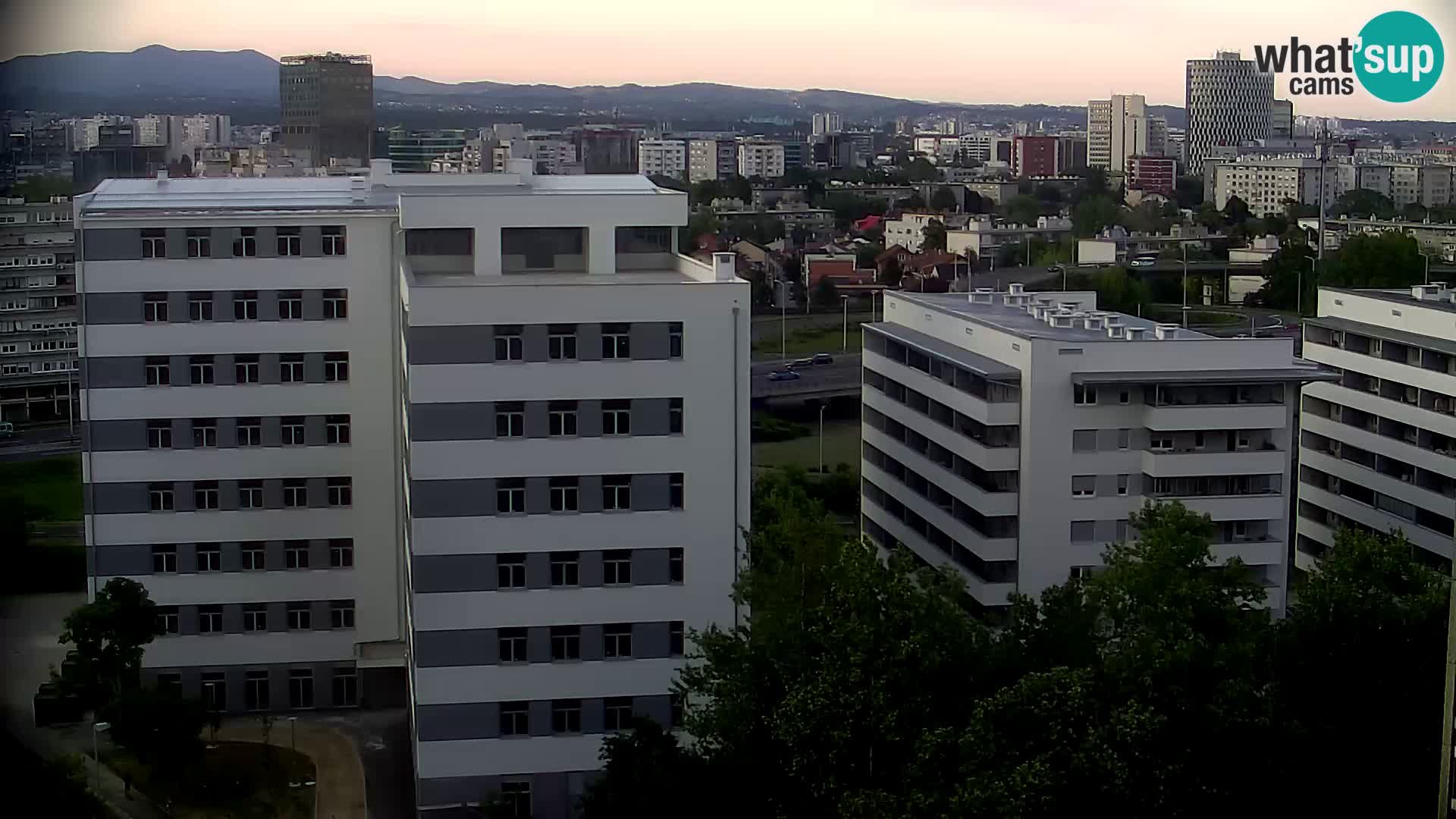 Rotonda en vivo que cruza Slavonska y Marin Držić Avenue en Zagreb webcam