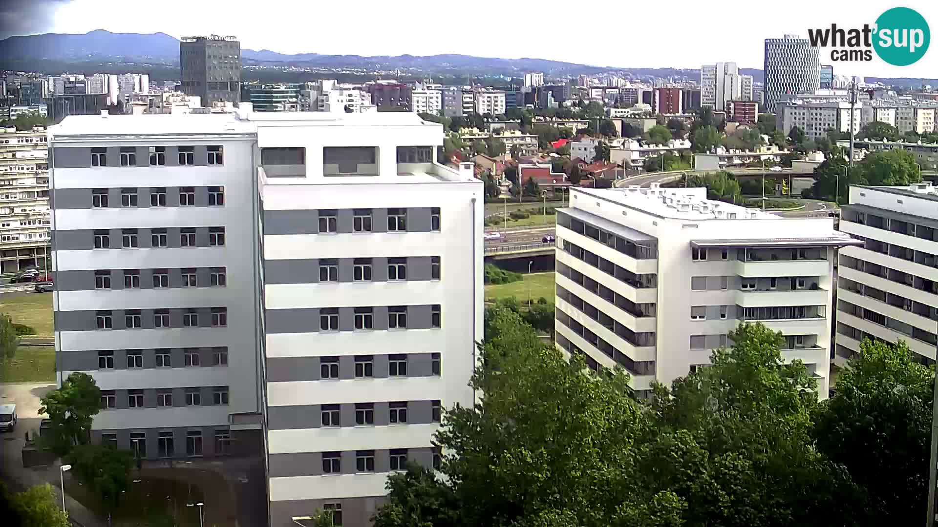 Rotonda en vivo que cruza Slavonska y Marin Držić Avenue en Zagreb webcam