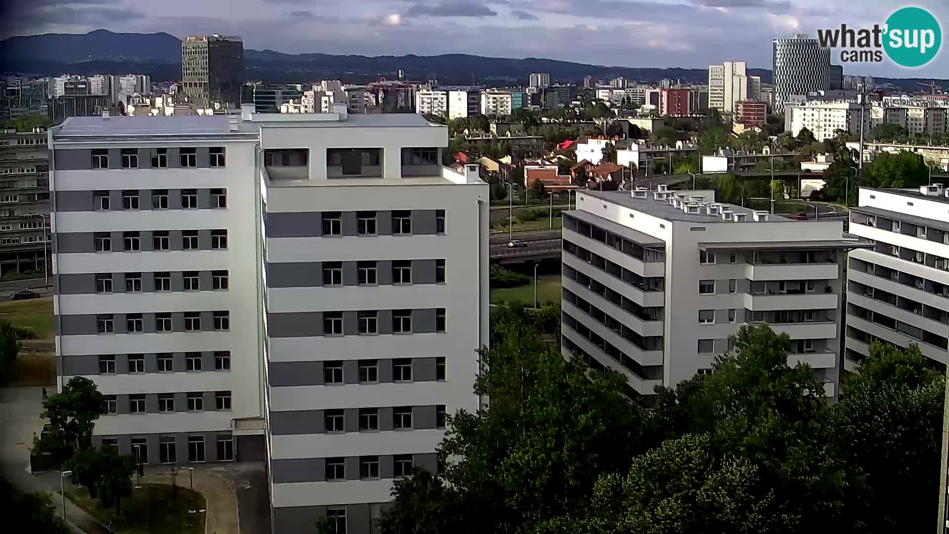 Rotonda en vivo que cruza Slavonska y Marin Držić Avenue en Zagreb webcam