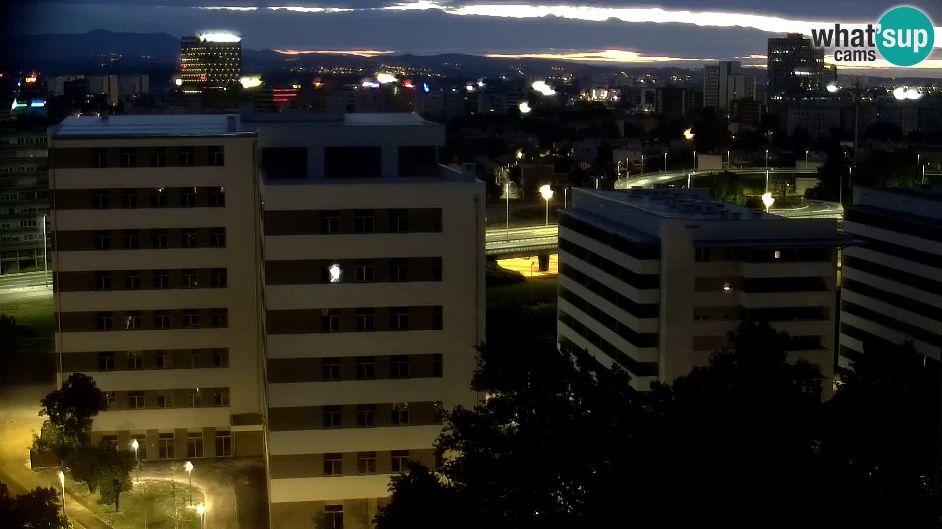 Rotonda en vivo que cruza Slavonska y Marin Držić Avenue en Zagreb webcam